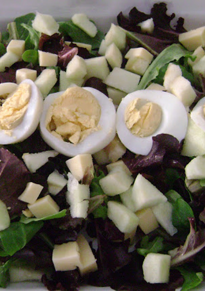 Una foto de Ensalada de Brotes tiernos, manzana y queso gouda