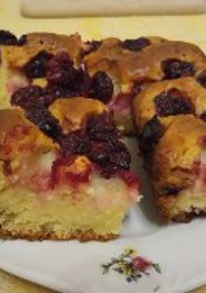 Egyszerű túrós meggyes süti recept fotója