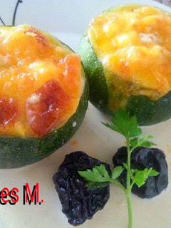 Una foto de Calabacines rellenos de pollo y ciruelas