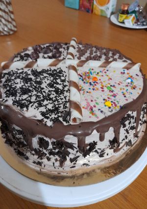 ચોકલેટ લોડેડ કેક(chocolate Loaded Cake Recipe In Gujarati) રેસીપી મુખ્ય ફોટો