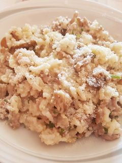 Una foto de Arroz blanco con carne y setas