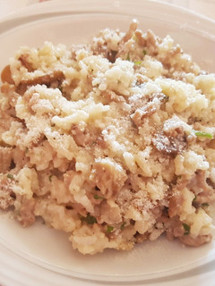 Una foto de Arroz blanco con carne y setas