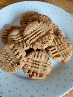 A picture of My 4 ingredients keto peanut butter cookies🍪🥜.