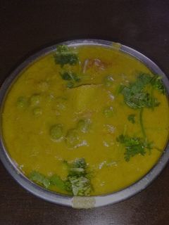 பச்சை பட்டாணி உருளைக்கிழங்கு குருமா (Pachai pattani urulaikilanku kuruma recipe in tamil) செய்முறை முக்கிய புகைப்படம்