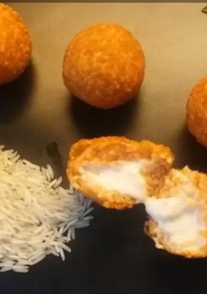 चीज़ी राइस बॉल्स (cheesy rice balls recipe in Hindi) रेसिपी मुख्य फोटो