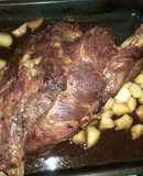 Paleta de cerdo al horno macerada en brandy con patatas