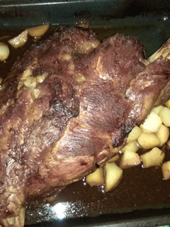 Una foto de Paleta de cerdo al horno macerada en brandy con patatas