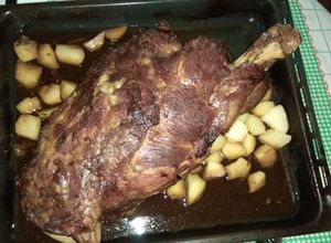 Foto principal de Paleta de cerdo al horno macerada en brandy con patatas
