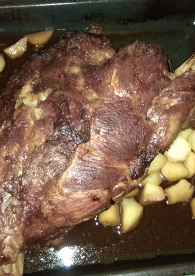 Una foto de Paleta de cerdo al horno macerada en brandy con patatas