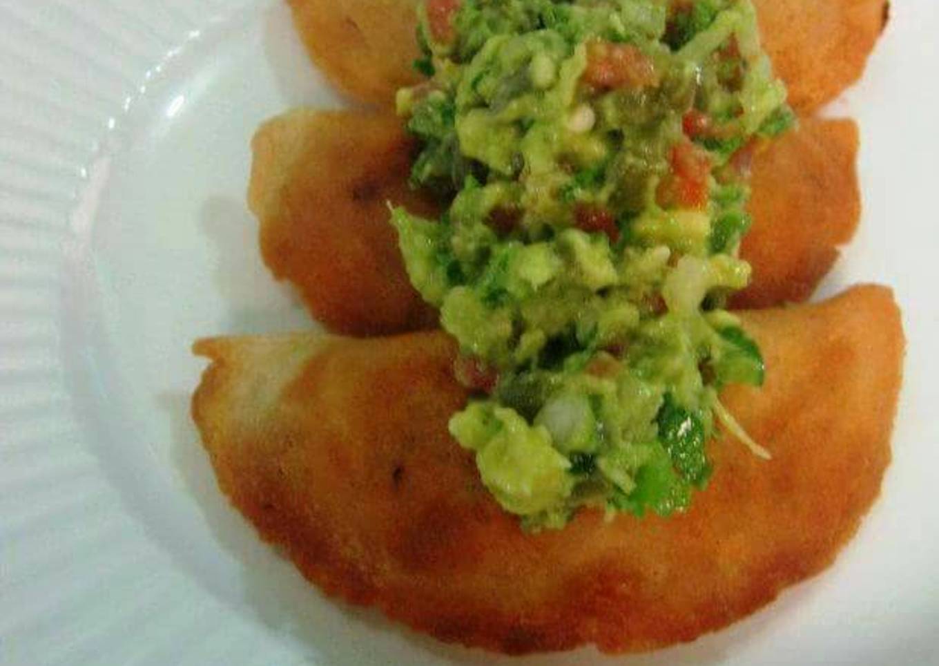 Empanadas de picadillo con nopalitos y guacamole