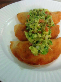 Una foto de Empanadas de picadillo con nopalitos y guacamole