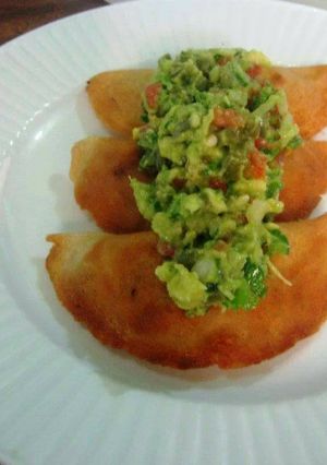 Una foto de Empanadas de picadillo con nopalitos y guacamole