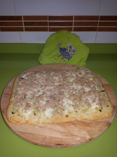 Una foto de Coca de cebolla, mozzarella y atún