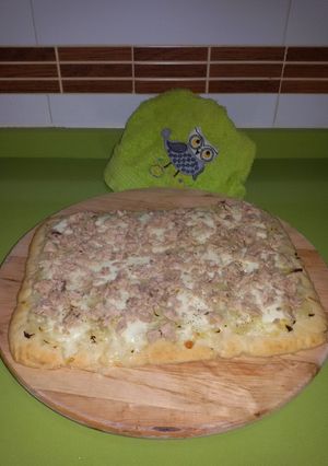 Foto principal de Coca de cebolla, mozzarella y atún