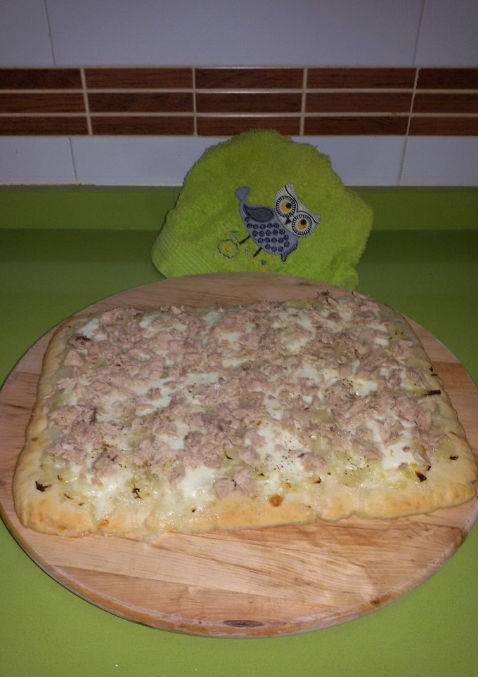 Una foto de Coca de cebolla, mozzarella y atún