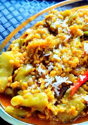 কাঁচা লঙ্কা দিয়ে ঝিঙে মুগডাল ঘন্ট (kancha lonka diye jhinge moog dal recipe in Bengali) রেসিপির প্রধান ছবি