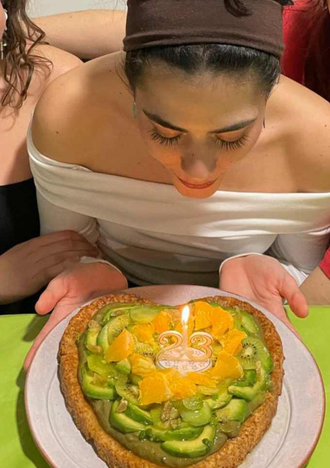 Una foto de Corazón de aguacate dulce, relleno de frutas frescas (sin gluten)