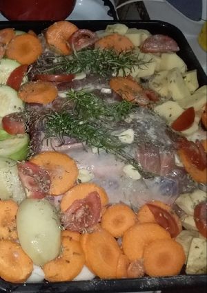 Una foto de Cerdo con verduras al horno