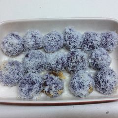 A picture of Ondeh-ondeh (purple sweet potatoes).