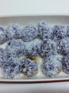 A picture of Ondeh-ondeh (purple sweet potatoes).
