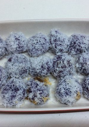 A picture of Ondeh-ondeh (purple sweet potatoes).