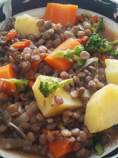 Una foto de Guiso de lentejas veggie, fácil, rico