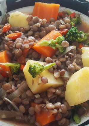 Una foto de Guiso de lentejas veggie, fácil, rico
