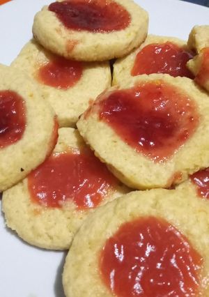 Una foto de Ojitos de membrillo y mermelada de frutilla