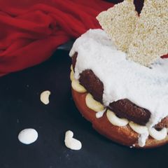 A picture of Sesame buttercream crunch topping cake.