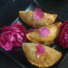 A picture of Besan gujiya.