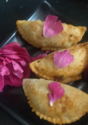 A picture of Besan gujiya.