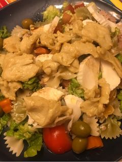 Una foto de Ensalada especial, con pollo a la salsa de miel con mostaza