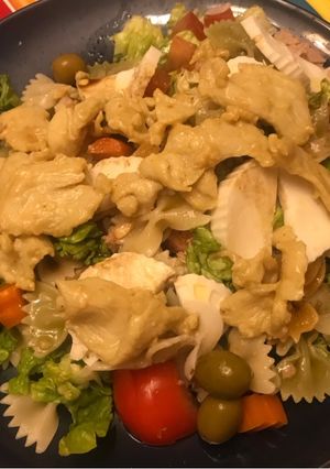 Una foto de Ensalada especial, con pollo a la salsa de miel con mostaza