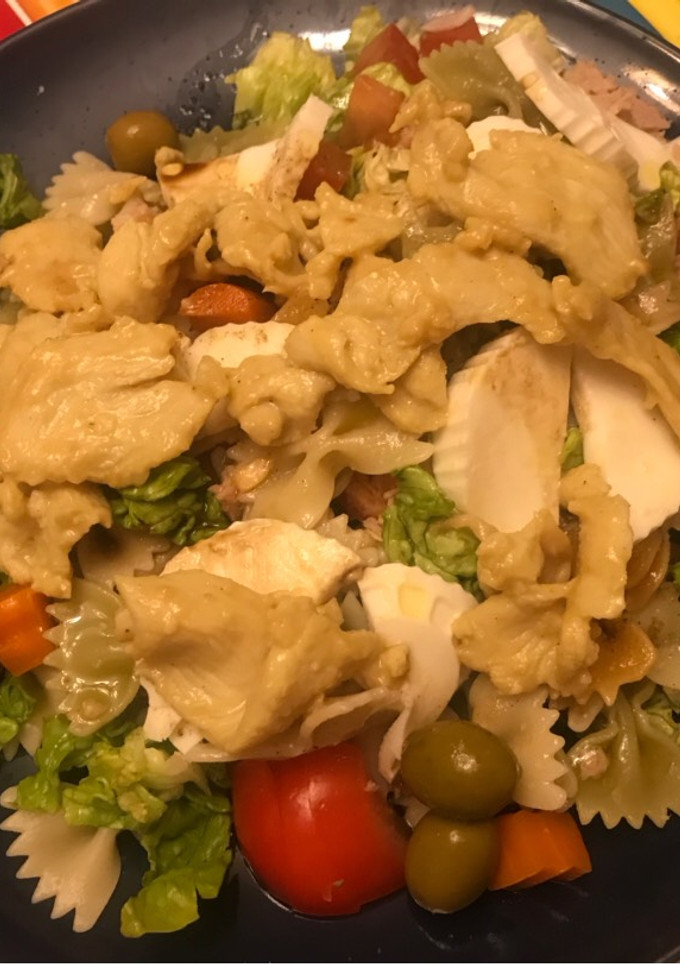 Una foto de Ensalada especial, con pollo a la salsa de miel con mostaza