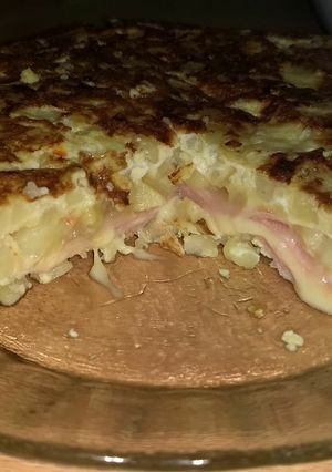 Una foto de Tortilla de papa, rellena con jamón y queso