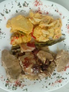 Una foto de Solomillo al jerez con hato de espárragos y patatas panaderas
