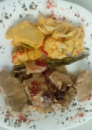 Una foto de Solomillo al jerez con hato de espárragos y patatas panaderas
