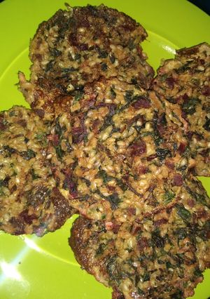 Una foto de Hamburguesas de arroz yamaní y hojas, tallos de berenjena