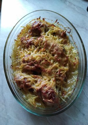 Sült csirkecomb krumpli ágyon recept fotója