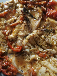 Una foto de Dorada con tomate y orégano