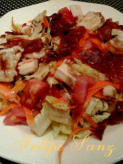 Una foto de Ensalada templada de surimi y jamón serrano