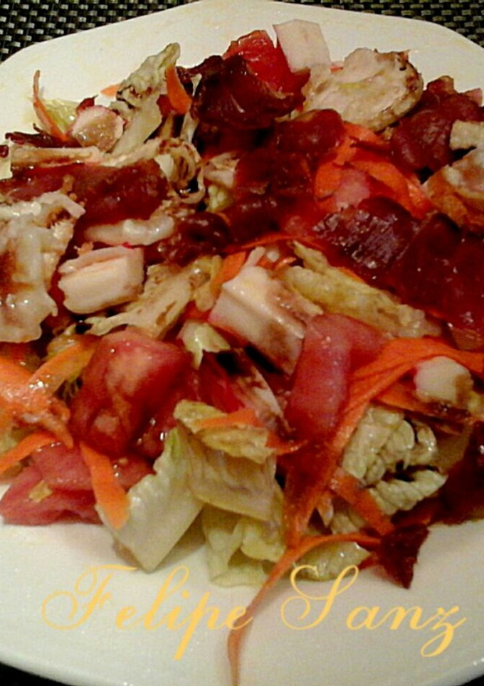 Una foto de Ensalada templada de surimi y jamón serrano