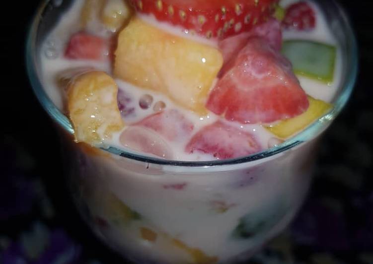 Strawberry, mango &amp;yoghurt fruit salad