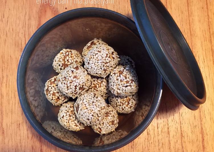 Oat, banana, peanut, choco energy ball