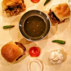 A picture of Andey wala Burger.