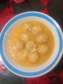 Una foto de Bolitas de masa en caldo con chipilin