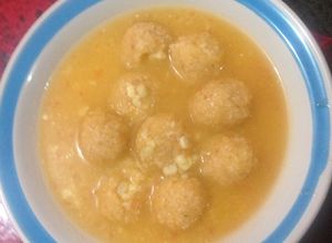 Una foto de Bolitas de masa en caldo con chipilin