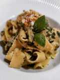 Tallarines con calabacín al pesto de frutos secos y ricotta