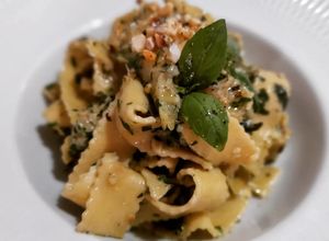 Una foto de Tallarines con calabacín al pesto de frutos secos y ricotta