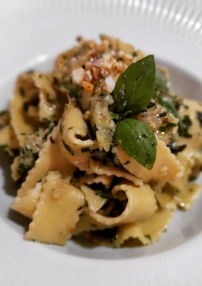 Una foto de Tallarines con calabacín al pesto de frutos secos y ricotta